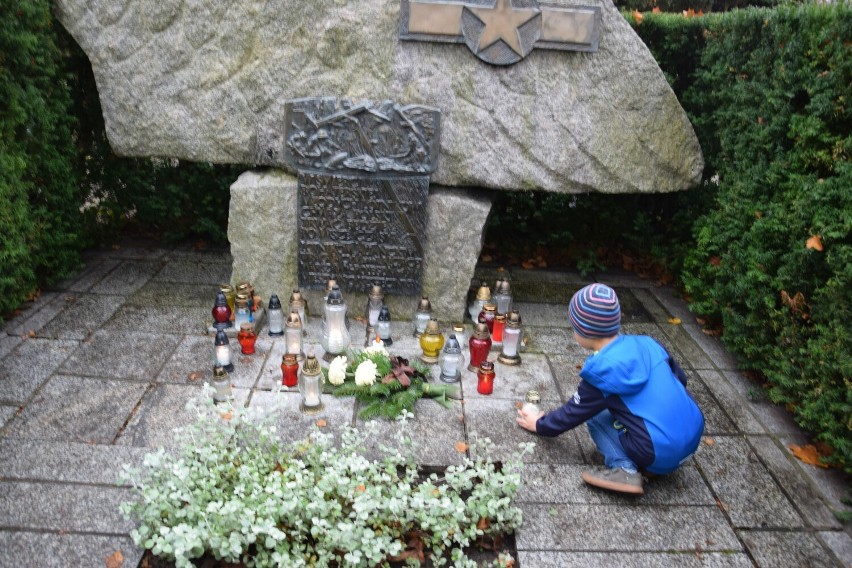 Mieszkańcy Szczecinka składają tutaj kwiaty i palą znicze