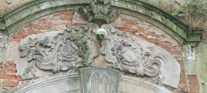 Portal nad wejściem do pałacu