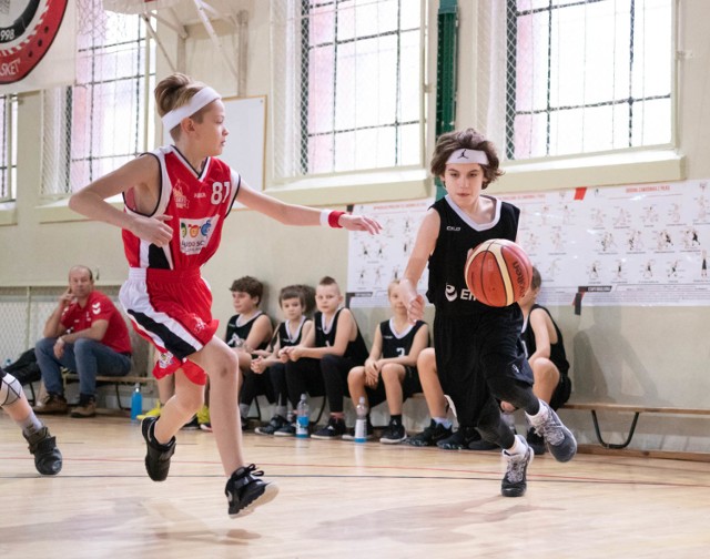 IX kolejka pomorskiej ligi piłki koszykowej U12M to zdecydowane zwycięstwo (94:37) Energa Adkonis Słupsk nad drużyną MTB Basket Kwidzyn. Zwycięskie punkty zdobyli: Wiktor Adamski 22, Mikołaj Piastun 19, Daniel Słomczyński 11, Maksymilian Maćkowiak 9, Michał Kozłowicz 9, Maksymilian Żukowski 7, Dawid Lewandowski 6, Piotr Śpiechowicz 6, Adam Dubicki 3, Mikołaj Sznytko 2, Mateusz Bocian 1, Igor Rudkat 0. Trenerem drużyny jest Robert Kozłowicz.