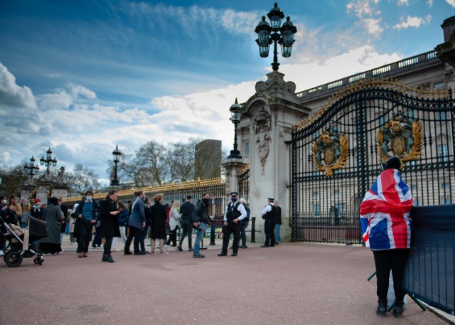 Okolice Pałacu Buckingham w dniu śmierci księcia Filipa, 9 kwietnia 2021