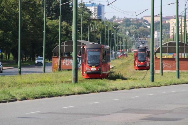 Podczas najbliższej przebudowy torowiska tramwajowego w Dąbrowie Górniczej wymienione zostaną także szyny w Gołonogu. To właśnie tutaj często wypadają z nich wagony tramwajowe