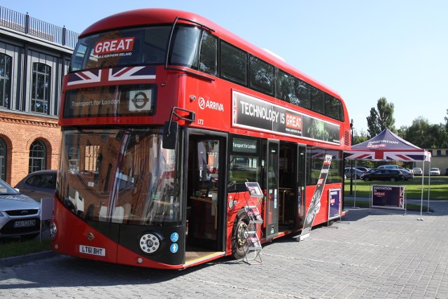 Piętrowy autobus w pasażu Schillera w Łodzi