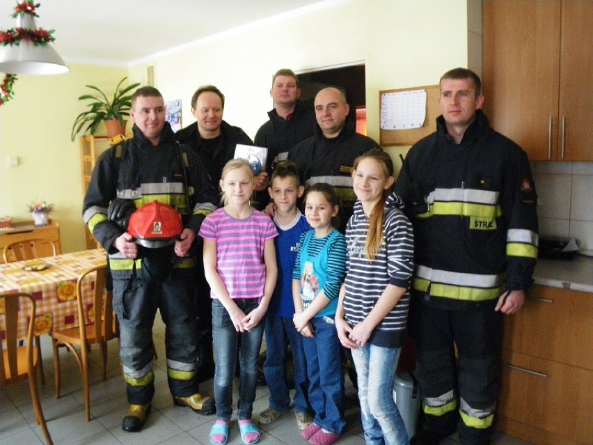 Strażacy z PSP odwiedzili dzieci z Rodzinnego Domu Dziecka w...