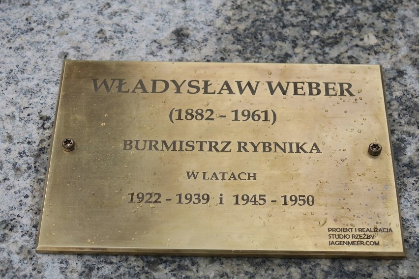 Burmistrz Weber znów "spaceruje" po Rybniku. Przed Urzędem Miasta stanął pomnik zasłużonego burmistrza