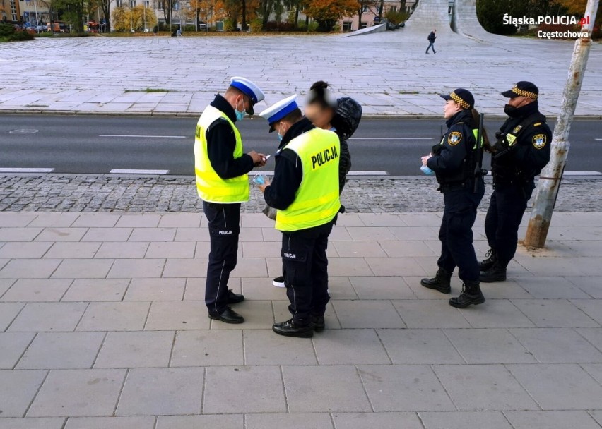 Częstochowska policja sprawdzała, czy nosimy maseczki. Mandatami ukarano ponad 50 osób