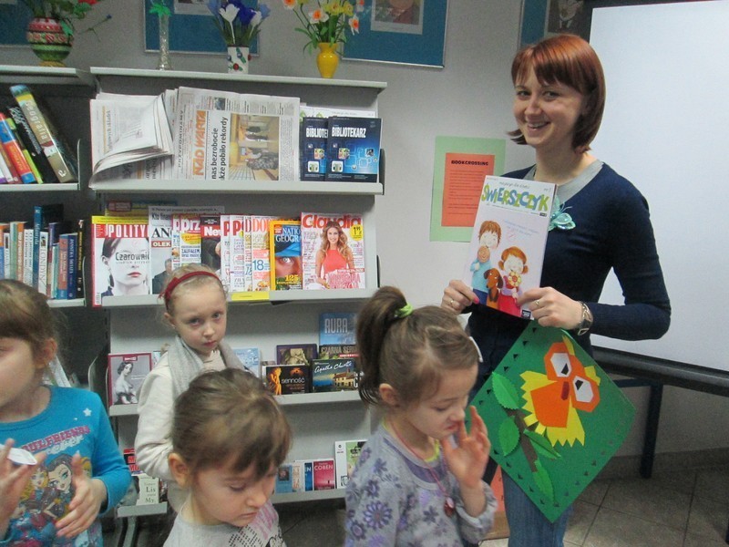 Sześciolatki z ul. Przejazd w bibliotece powiatowej