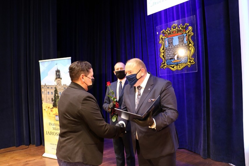 Nauczyciele z Jarosławia odebrali od burmistrza honorowe odznaki "Za Zasługi dla Oświaty Jarosławskiej" [ZDJĘCIA]