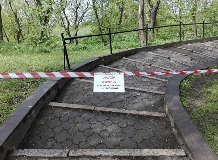 Wandale wyrwali kostkę ze schodów na Górę Zamkową