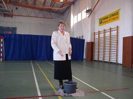 - Najgorzej jest na sali gimnastycznej, w czasie deszczu musimy podstawiać wiadra - opowiada Krystyna Jałoszyńska, dyrektor Gimnazjum Publicznego w Cewicach.
