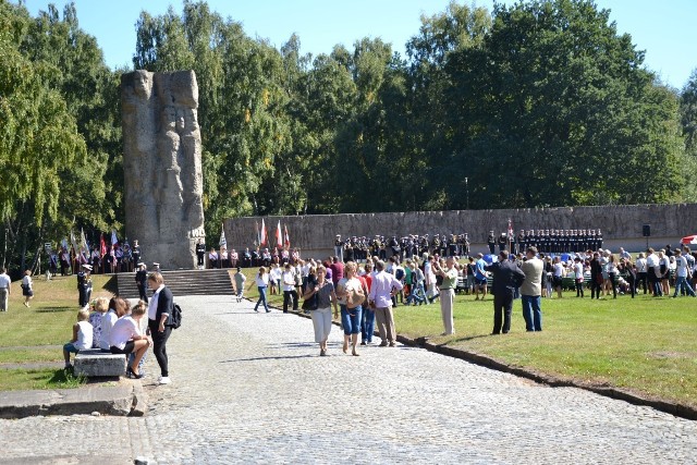 Muzeum Stutthof w Sztutowie - uroczystość 74 rocznicy wybuchu II wojny światowej i pierwszego transportu więźniów do obozu Stutthof