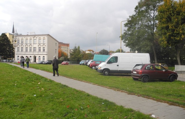 Mieszkańców coraz mniej dziwi, że pozwala się na stawianie aut na chodnikach. Ale nie rozumieją, dlaczego nikt nie reaguje na parkowanie na trawnikach.