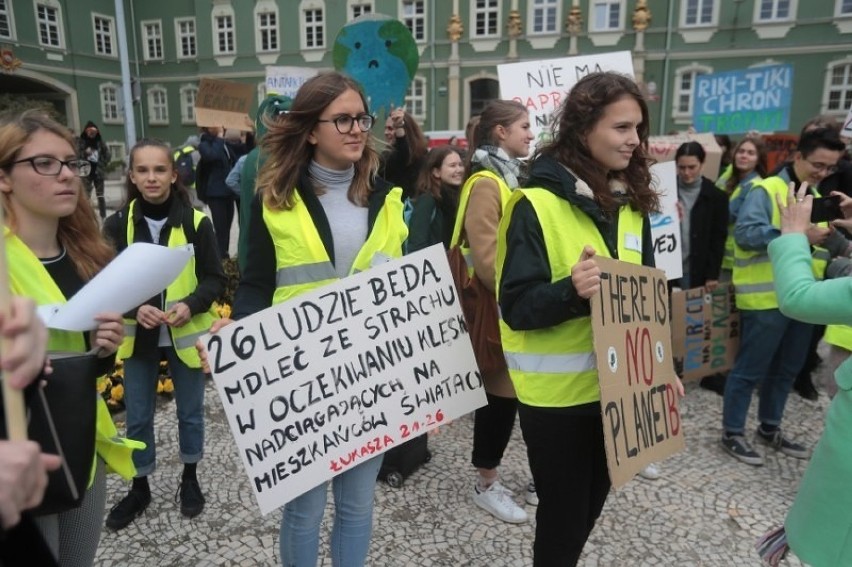 Młodzieżowy Marsz Klimatyczny na ulicach Szczecina [WIDEO, ZDJĘCIA]