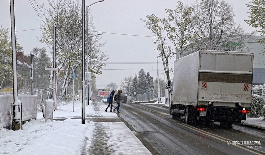 Atak zimy w powiecie mikołowskim. Na drogi wyjechały dodatkowe patrole policji [ZDJĘCIA]