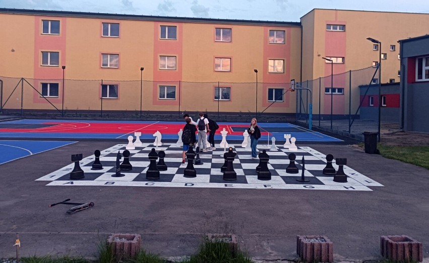 Ogromna szachownica pod chmurką w Zespole Szkół nr 1 w Wieluniu FOTO