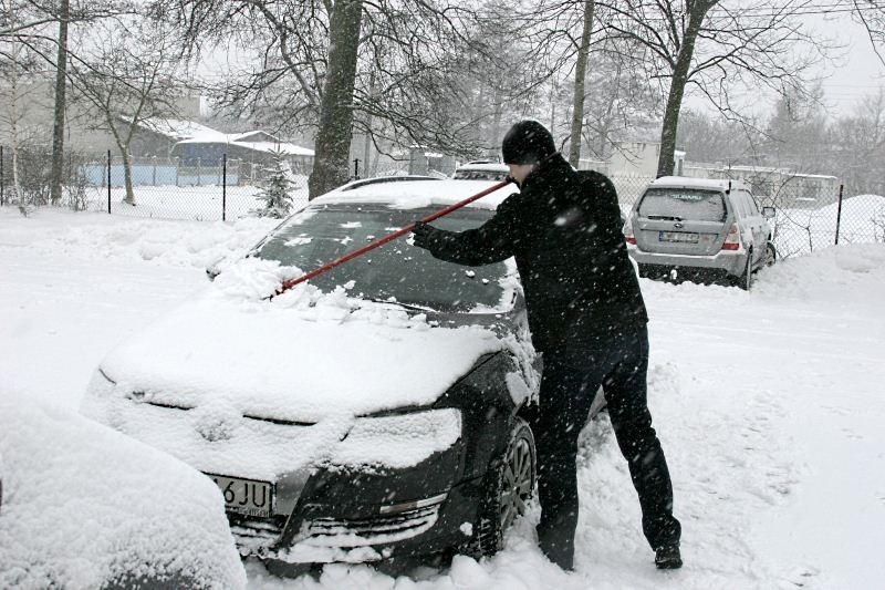 Intensywne opady śniegu w Łodzi spowodowały, że pojazdy...