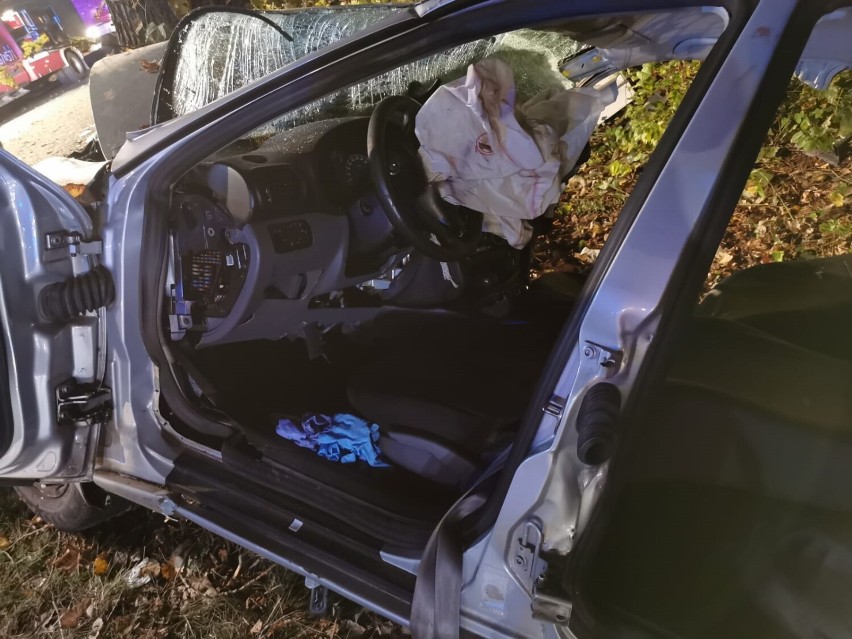 Szymankowo. Wypadek na drodze powiatowej w gminie Lichnowy. Dwie osoby ranne po uderzeniu samochodu w drzewo