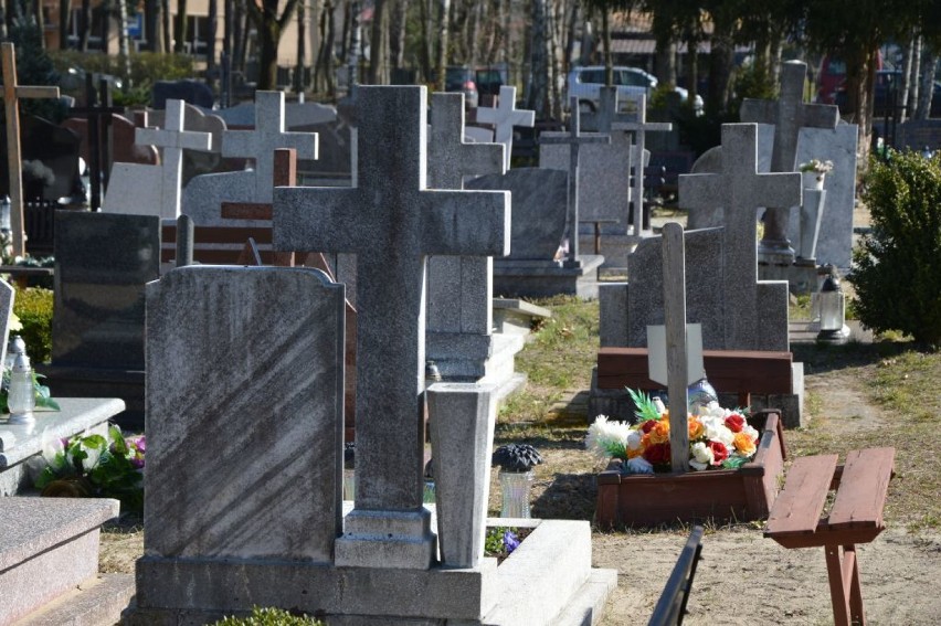 Zakaz wstępu na cmentarze odwołany. Można pójść na groby bliskich