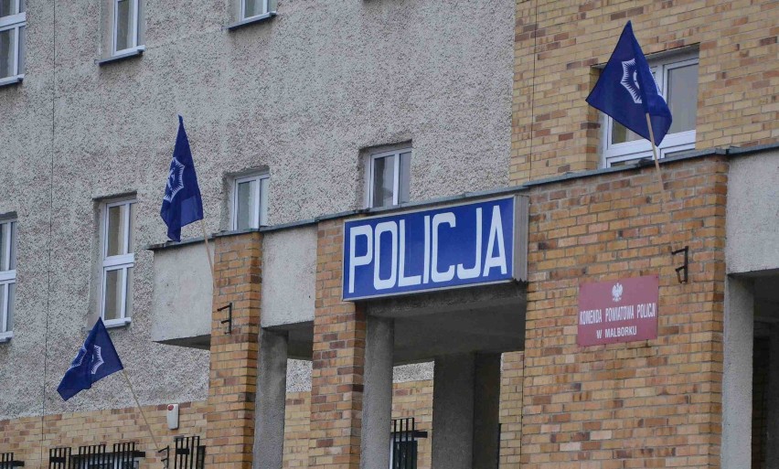 Policyjni związkowcy oflagowali komendę w Malborku w geście...