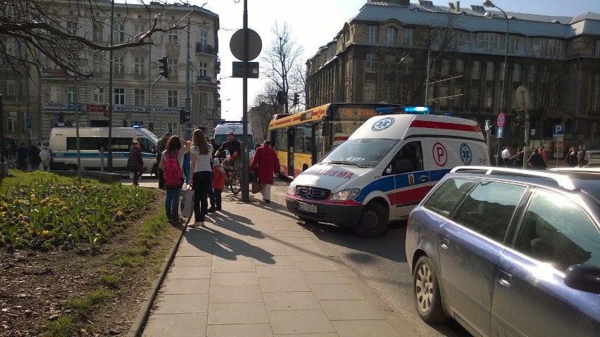 Autobus potrącił 60-letnią pieszą na Zamenhofa w Łodzi [ZDJĘCIA]