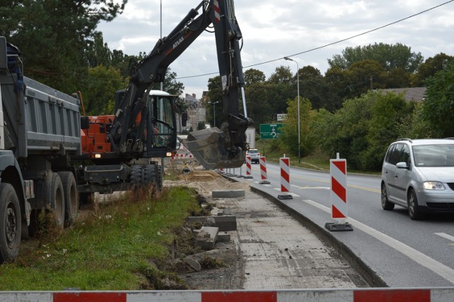 Zakończenie przebudowy kilkusetmetrowego odcinka ulicy Zielonogórskiej w Żarach ma się zakończyć w pierwszym półroczu przyszłego roku. Wykonawcą prac jest firma Tandem.