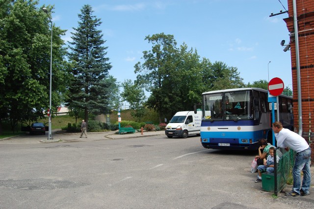 Obecnie w Bytowie autobusem można wyjechać tylko za miasto, korzystając z usług PKS.