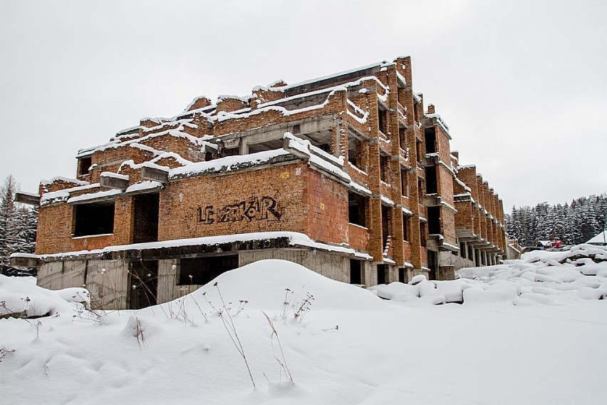 Boguszów-Gorce: Niedokończone sanatorium pod Dzikowcem nadal straszy (ZDJĘCIA)