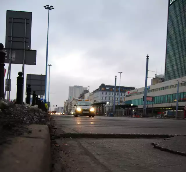 Aleje Jerozolimskie, tuż przy Dworcu Centralnym

Warszawskie ulice dziurawe jak szwajcarski ser. ZDM w zeszłym tygodniu przyjął sto zgłoszeń