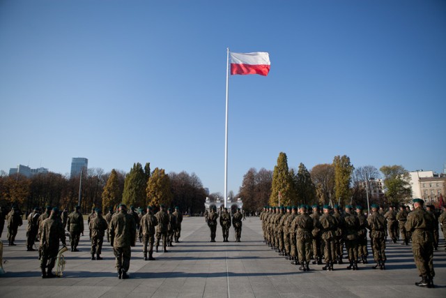 Flaga na placu Piłsudskiego zawiśnie na stałe. "Miejsce nie jest przypadkowe"