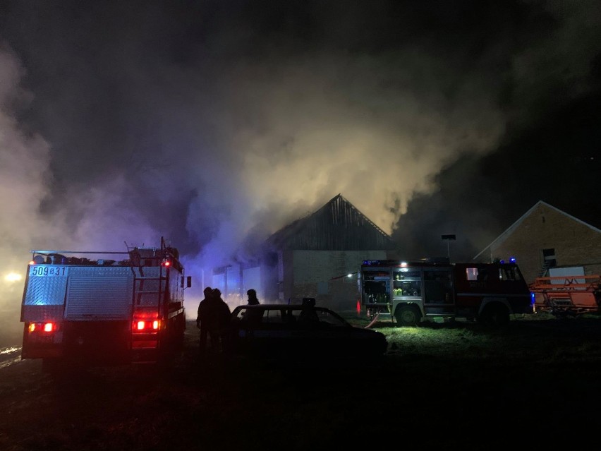 Pożar w Skrzydłowicach w gminie Pawonków. Spaliła się stodoła oraz blisko 100 bali słomy