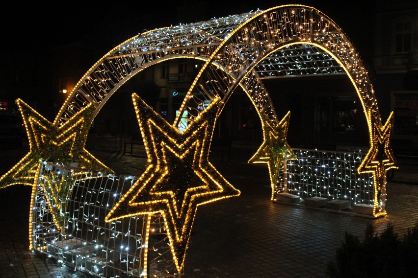Świąteczne iluminacje i dekoracje stanęły na szamotulskim Rynku! Zobacz zdjęcia