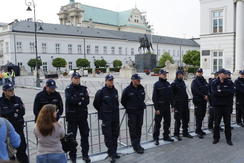 Awantura przed Pałacem Prezydenckim. Mnóstwo policji i...
