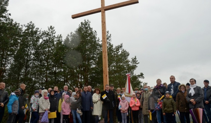W Gulbieniszkach na Cisowej Górze odsłonięto odnowiony krzyż upamiętniający wizytę JP II [Zdjęcia]