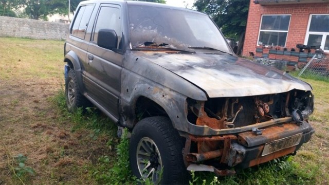 Mitsubishi pajero spłonęło niedawno. Stało zaparkowane koło domu przy ul. 1 Maja w Gubinie. Ogień pojawił się nad ranem. - Ktoś chciał też spalić mój dom – mówi pani Marta. Wcześniej spłonęło inne mitsubishi. Policja szuka podpalacza. Do akcji wkroczył też detektyw Krzysztof Rutkowski.