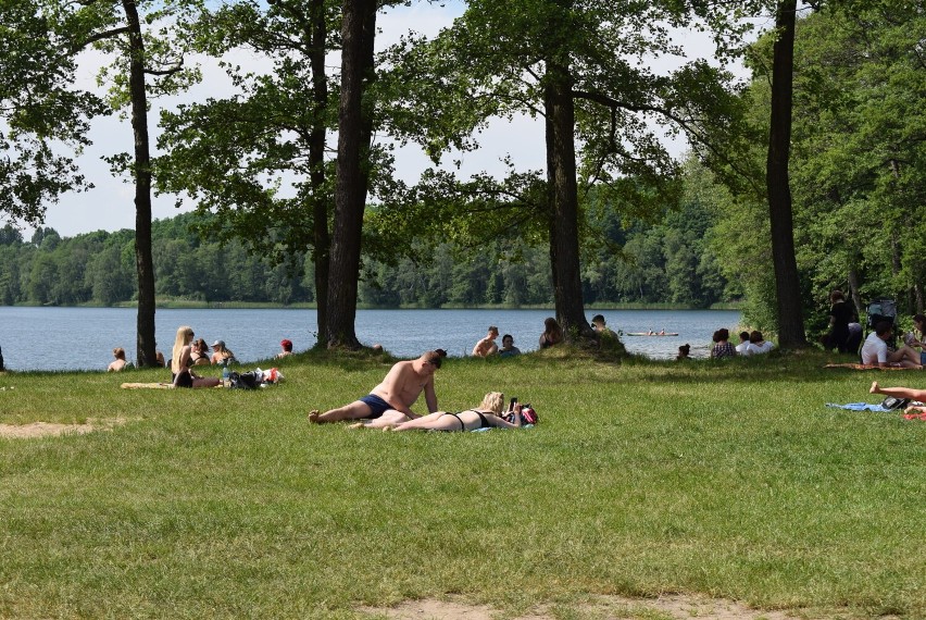 Jankowo Dolne. Na plażę powrócili plażowicze. Korzystają ze słonecznej pogody [FOTO]