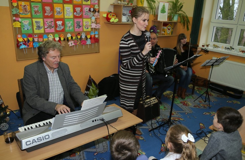 Muzycy z Filharmonii Łódzkiej w przedszkolu w Stobiecku...