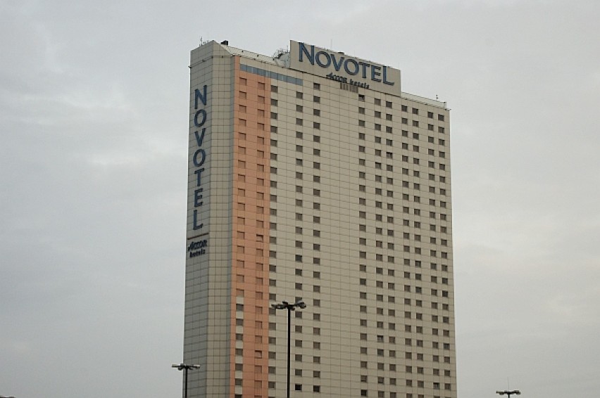 Hotel Novotel robi się "łososiowy"