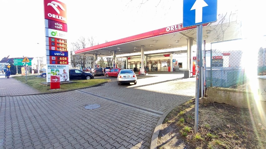 Kolejki na stacjach paliw w Żarach