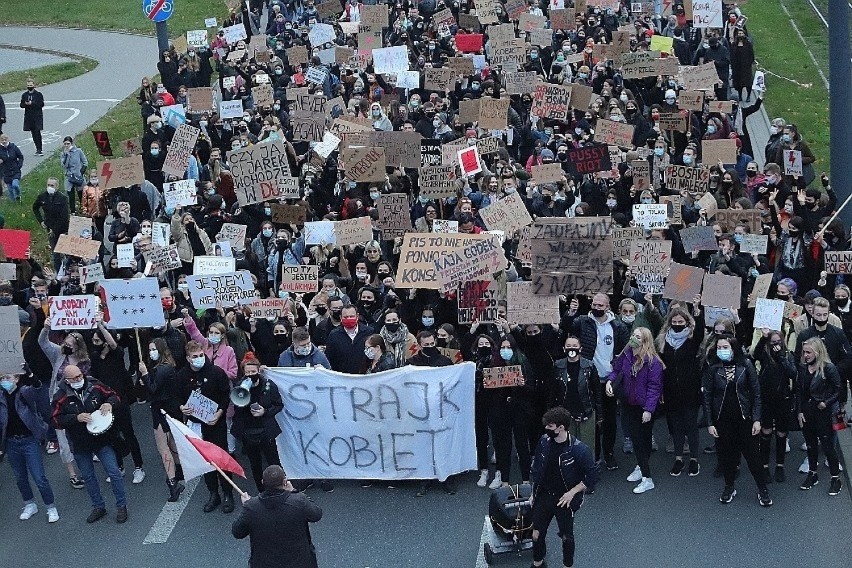 Podczas protestów ulicznych Strajku Kobiet w Łodzi...