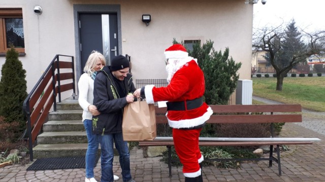 Oprócz prezentów, rozwożono ręcznie robione kartki świąteczne z życzeniami, oraz opłatkiem