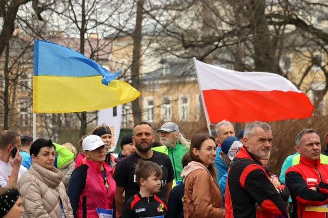 W kilkunastu miastach w Polsce, w tym r&oacute;wnież w Radomiu odbył się Bieg dla Ukrainy. Zysk z tej imprezy zasili konto Polskiej Akcji Humanitarnej. W Radomiu udział wzięło około 120 os&oacute;b. Każdy dobrowolnie wpłacił od 20 do 50 złotych. Uczestnicy pobiegli uliczkami parku Kościuszki, na dystansie pięciu kilometr&oacute;w. Imprezę zorganizowało stowarzyszenie &quot;Biegiem Radom&quot;. Nie była prowadzona klasyfikacja, bo to nie miejsca i rekordy były ważne. Liczyło się przede wszystkim wsparcie dla Ukrainy i podkreślenie, że radomianie w każdy spos&oacute;b pomagają uchodźcom. 

BIEGŁEŚ, ZNAJDŹ SIĘ NA ZDJĘCIACH ---&gt;&gt;&gt;