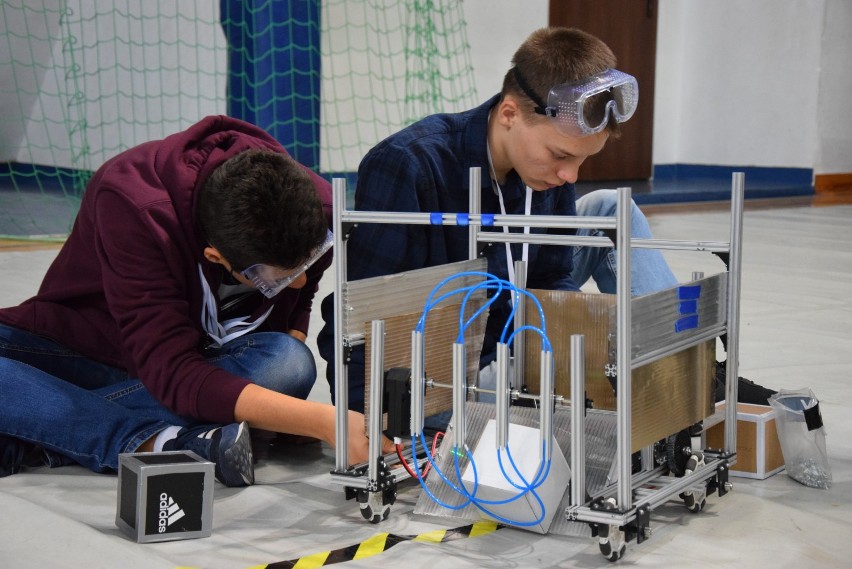 Lubelskie: Liga Robotyki. Drużyny uczniów stoczyły pojedynek robotów na kosmicznej arenie (ZDJĘCIA, WIDEO)