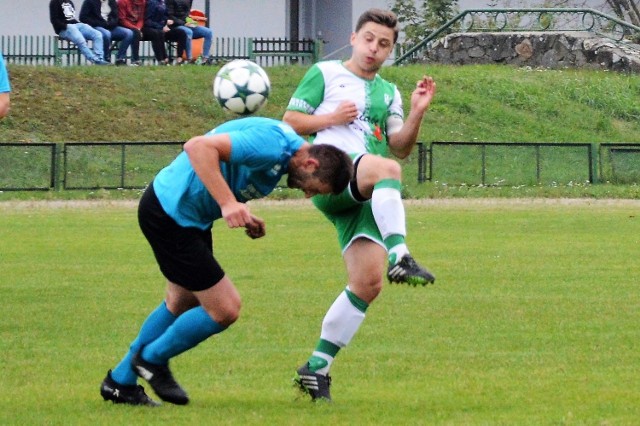 Tomasz Kustra (z prawej) i jego koledzy z Chełmka, szykują się na derby ziemi oświęcimskiej z Niwą Nowa Wieś.