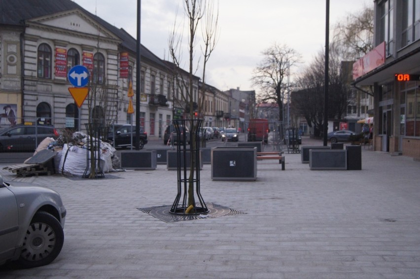 Ciąg dalszy prac na ulicy Reymonta w Radomsku. Są już ławki,...