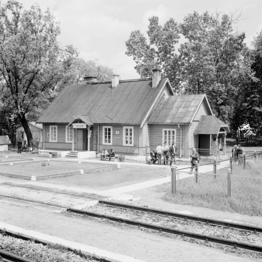 Dworzec na stacji Jeleń, budynek drewniany, 1986. Fot. J....