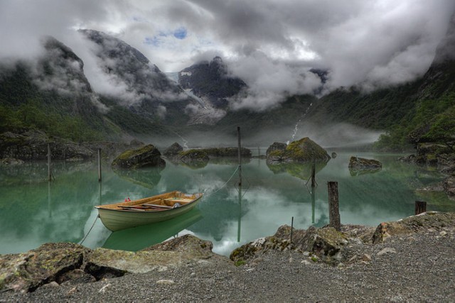 Jezioro Bondhus w Norwegii, w tle Bondhusbreen, jęzor lodowca Folgefonna.