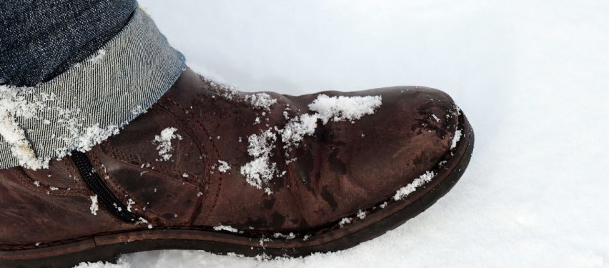 Jakie buty nosić zimą, by uchronić się przed upadkiem na oblodzonym chodniku?