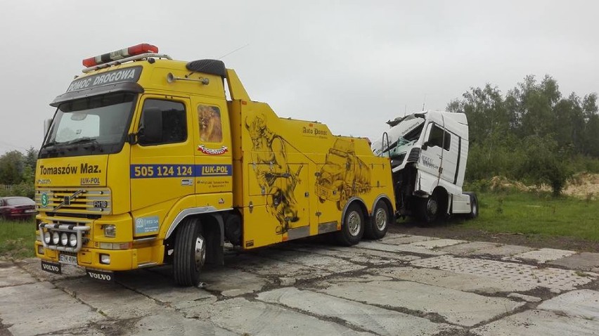 Wypadek na S8 koło Tomaszowa Maz. Zderzyły się trzy samochody ciężarowe, w tym dwie lawety
