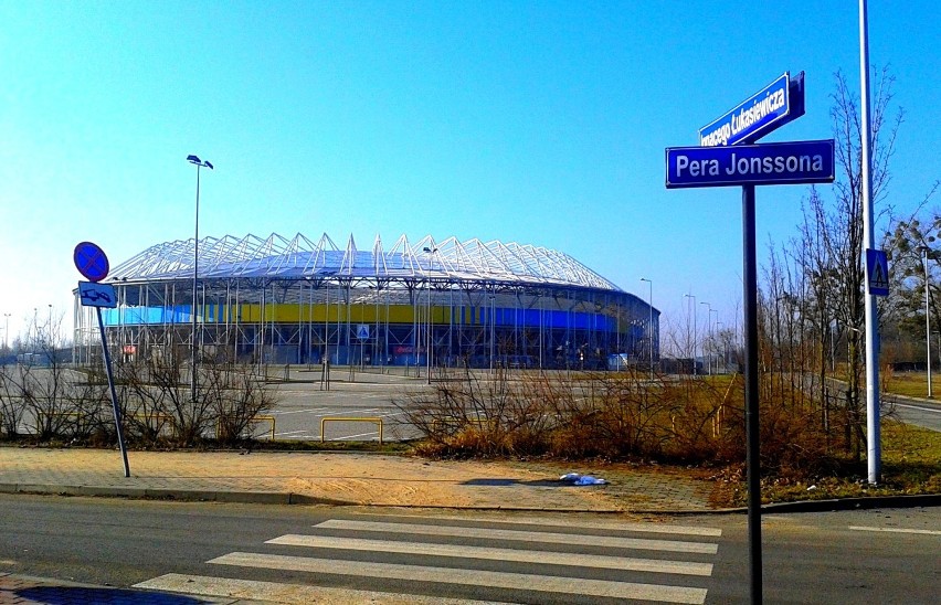 Toruń: Motoarena oglądana z zewnątrz [zdjęcia]