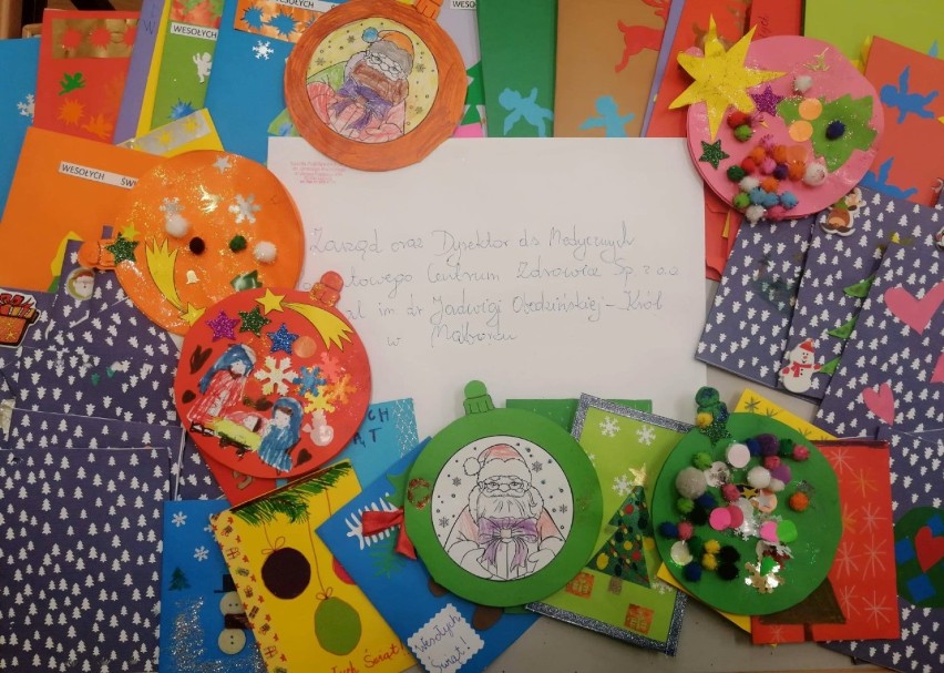 Malbork. Uczniowie przygotowali kartki świąteczne dla pacjentów i mieszkańców DPS
