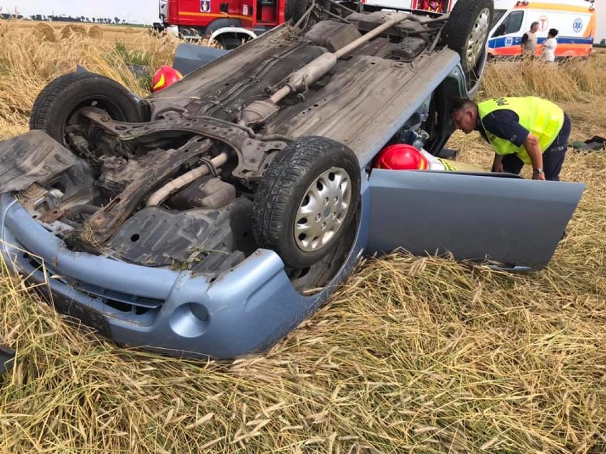 Gmina Krobia. Auto dachowało, a pasażerka była uwięziona wewnątrz [ZDJĘCIA] 